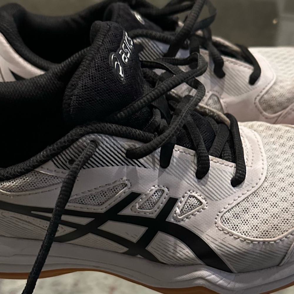 ASICS UPCOURT 5 GS Volleyball court shoe - size 4 big kid youth